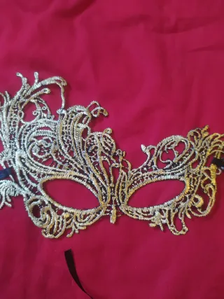 Antifaz de encaje sexy dorado y negro