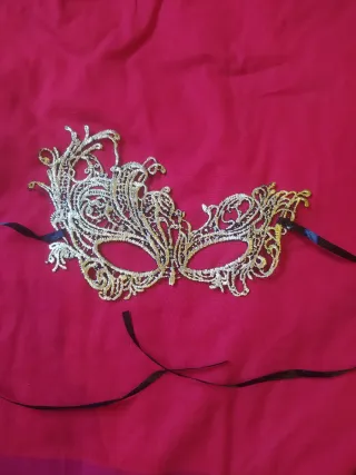 Antifaz de encaje sexy dorado y negro