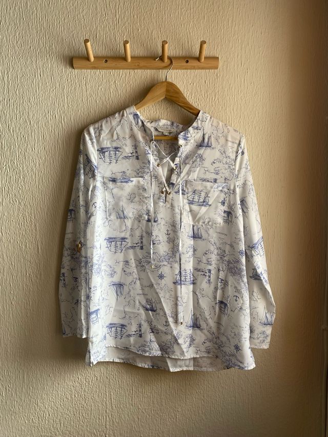 Blusa blanca con estampado náutico