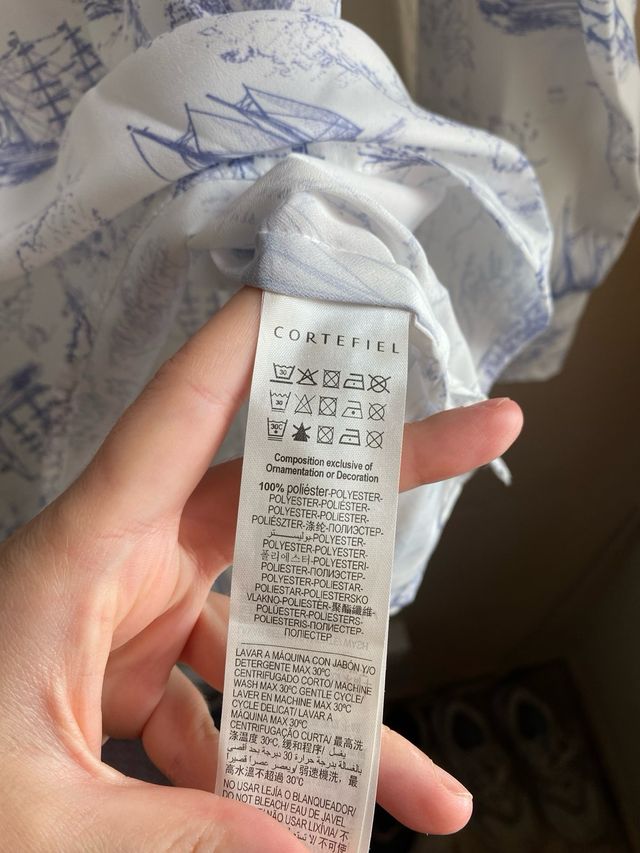 Blusa blanca con estampado náutico