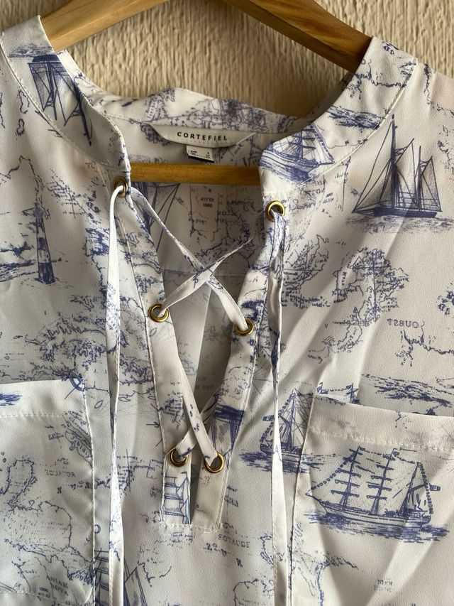 Blusa blanca con estampado náutico