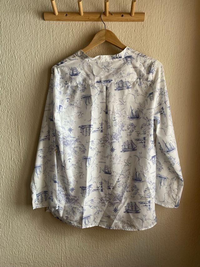Blusa blanca con estampado náutico