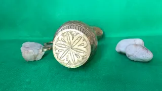 Jarrito antiguo latón grabado a mano