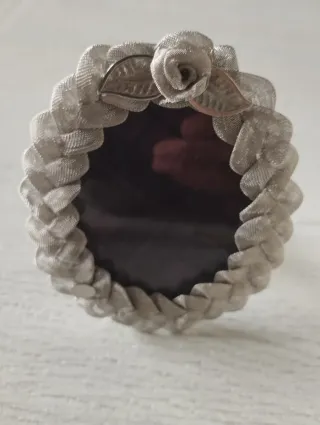 Piccolo portafoto metallico lavorato nuovo