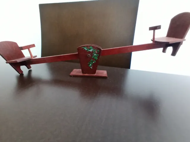 Piccolo dondolo in legno restaurato