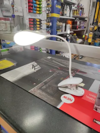 Lampada da tavolo ricaricabile con clip