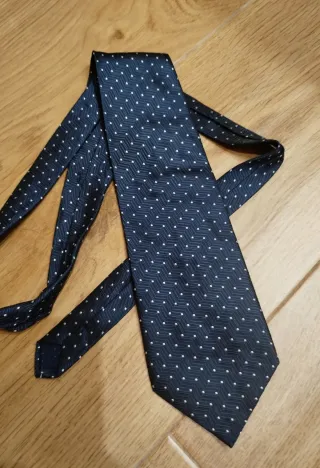 Corbata azul marino con topos blancos