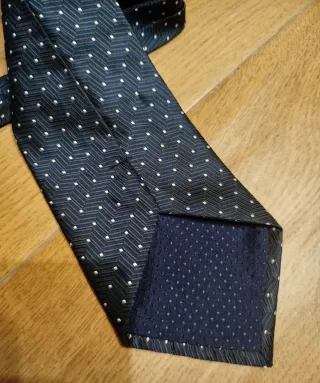 Corbata azul marino con topos blancos