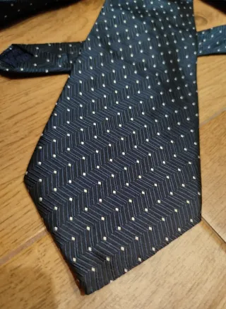 Corbata azul marino con topos blancos