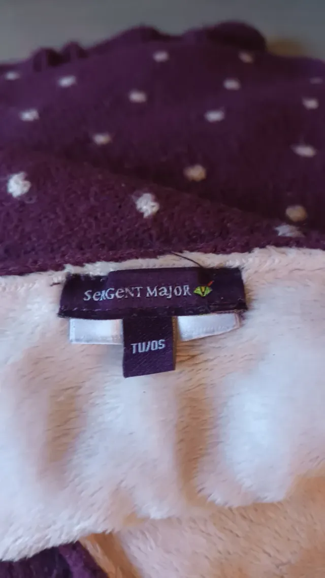 Gorro y bufanda de punto con lunares