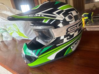Casco de moto CMS con gafas