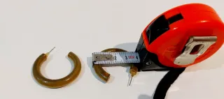 Dos pares de pendientes de madera