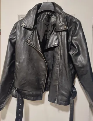 Cazadora efecto piel negra Talla S