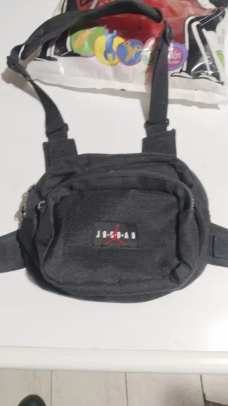 Mochila Jordan Pecho Negra y en muy buen estado