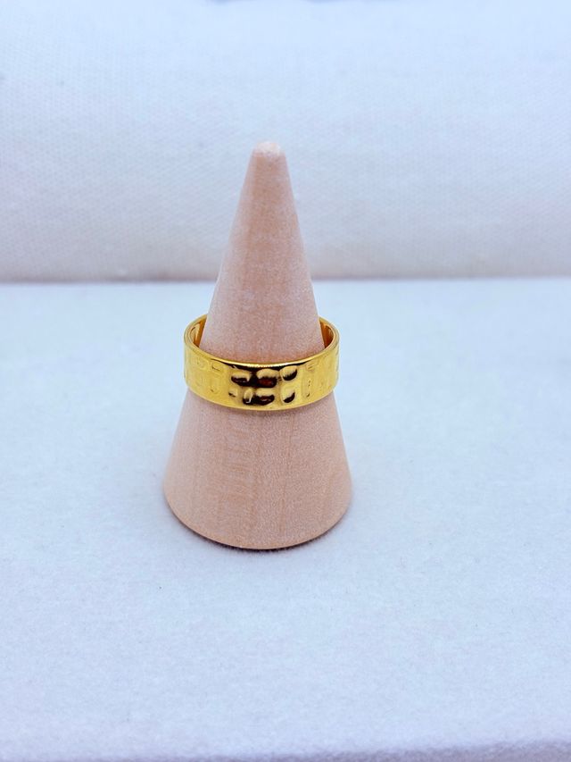 Anillo de acero inoxidable dorado martillado