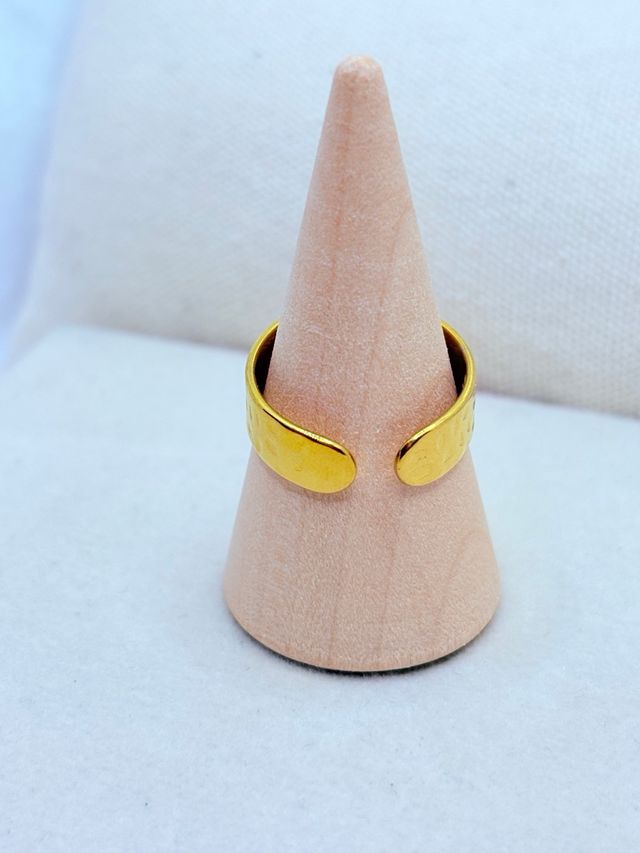 Anillo de acero inoxidable dorado martillado