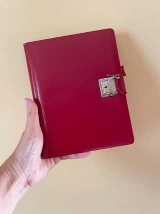 Diario rosso con lucchetto e chiave