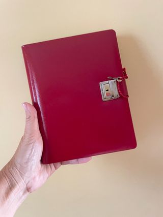 Diario rosso con lucchetto e chiave