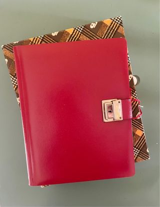 Diario rosso con lucchetto e chiave