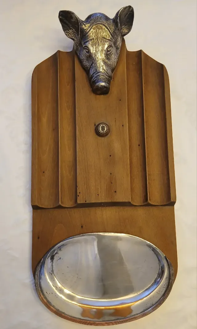Tabla decorativa con cabeza de jabalí. Valenti.