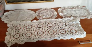 Set 8 centri uncinetto e ricamati a mano