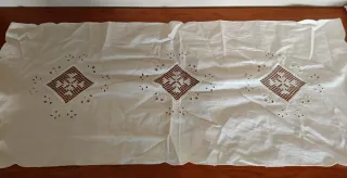 Set 8 centri uncinetto e ricamati a mano