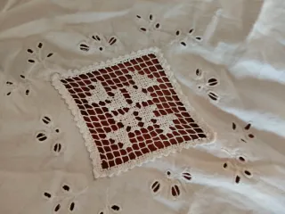 Set 8 centri uncinetto e ricamati a mano