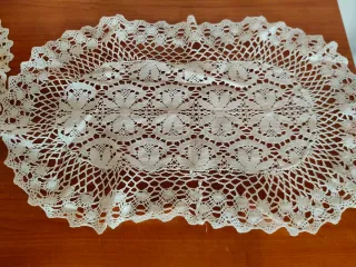 Set 8 centri uncinetto e ricamati a mano