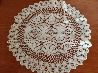 Set 8 centri uncinetto e ricamati a mano