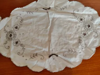 Set 8 centri uncinetto e ricamati a mano