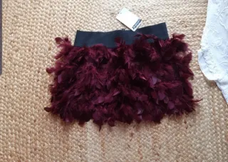 Falda de plumas burdeos