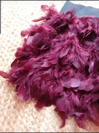 Falda de plumas burdeos