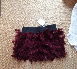 Falda de plumas burdeos