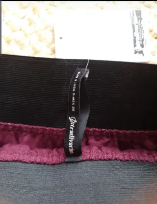 Falda de plumas burdeos