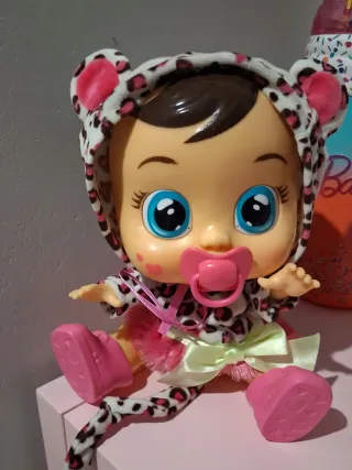 Bebé Llorón con pijama de leopardo o unicornio