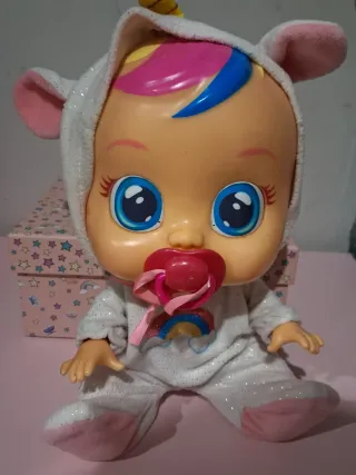 Bebé Llorón con pijama de leopardo o unicornio