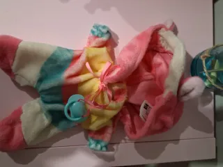 Bebé Llorón con pijama de leopardo o unicornio