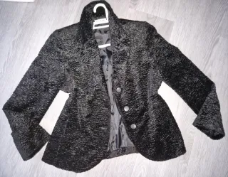 Americana negra mujer,de pelo natural, ese legalme