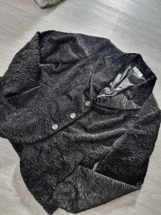 Americana negra mujer,de pelo natural, ese legalme