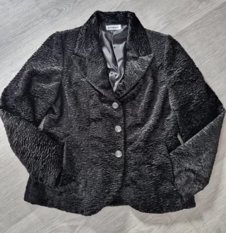 Americana negra mujer,de pelo natural, ese legalme