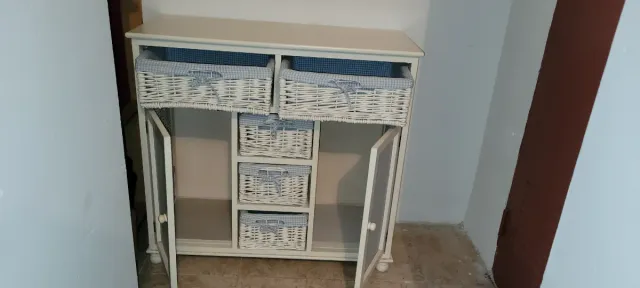 Mobile ausiliario per bambini in vimini e legno