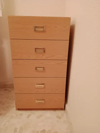 Cajonera de madera con tiradores dorados