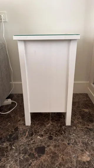 Juego de 2 mesitas de noche blancas con 2 cajones.