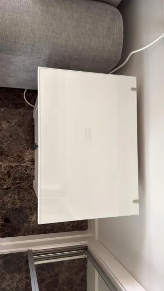 Juego de 2 mesitas de noche blancas con 2 cajones.