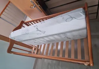 Cuna de madera con colchón