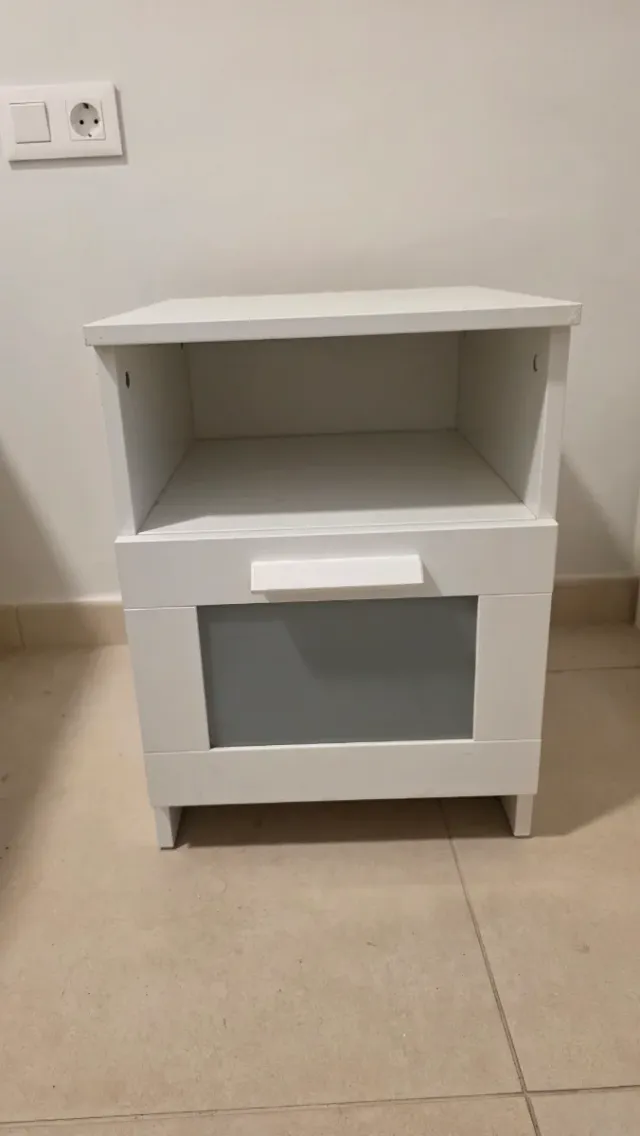 Mesita de noche blanca con cajón y cristal