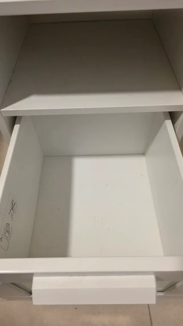 Mesita de noche blanca con cajón y cristal