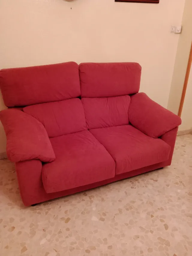 Sofá de tela rojo