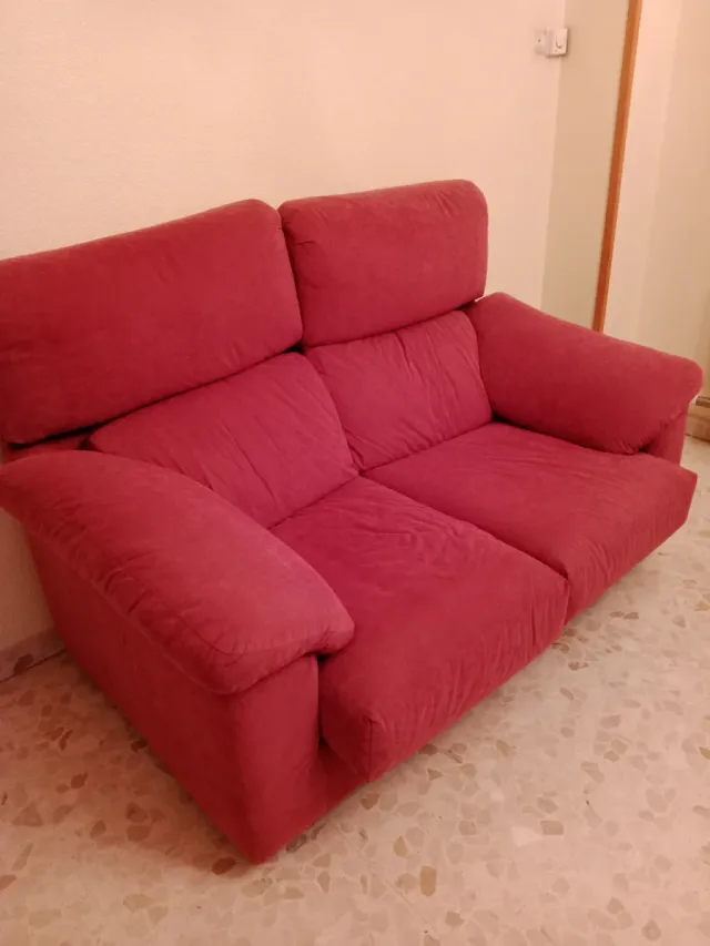 Sofá de tela rojo