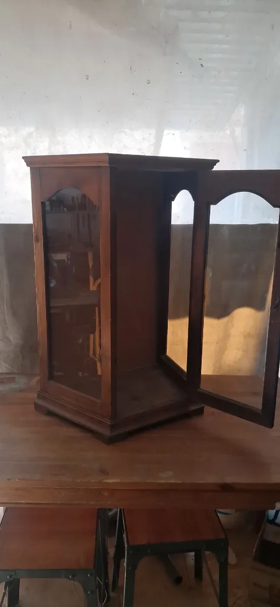 Vitrina de madera para santo